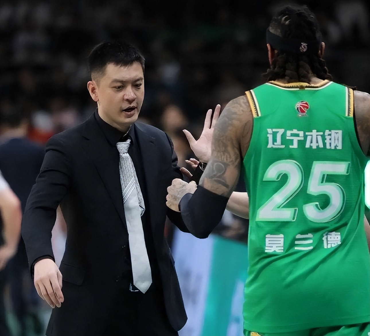 今晚CBA季后赛焦点战，摩纳哥战术微调，质疑声仍在，轮换策略成焦点